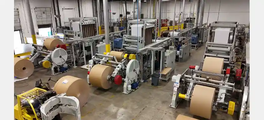 Équipements automatisés de transformation et d’emballage dans une usine d’Atlantic Packaging