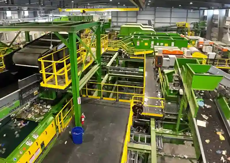 Centre de tri de Greater Napanee en Ontario traitant les matières recyclables dans le cadre du système de REP