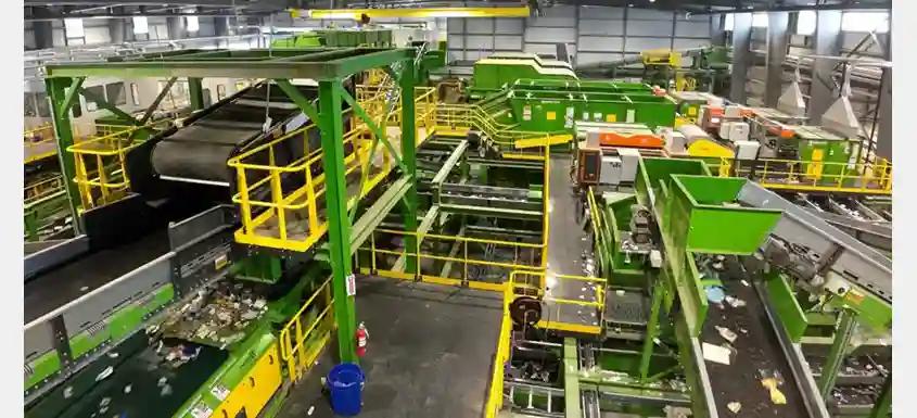 Centre de tri de Greater Napanee en Ontario traitant les matières recyclables dans le cadre du système de REP
