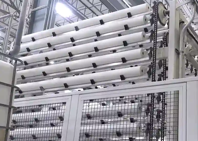 Bobines de papier tissu sur un équipement de transformation dans une usine de Georgia-Pacific