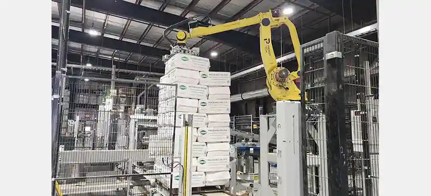 Système robotisé d’ensachage de copeaux à la scierie de Dixfield, dans le Maine