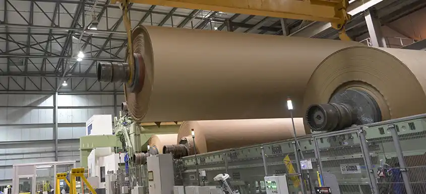 Machine à papier produisant du carton dans une usine papetière aux États-Unis