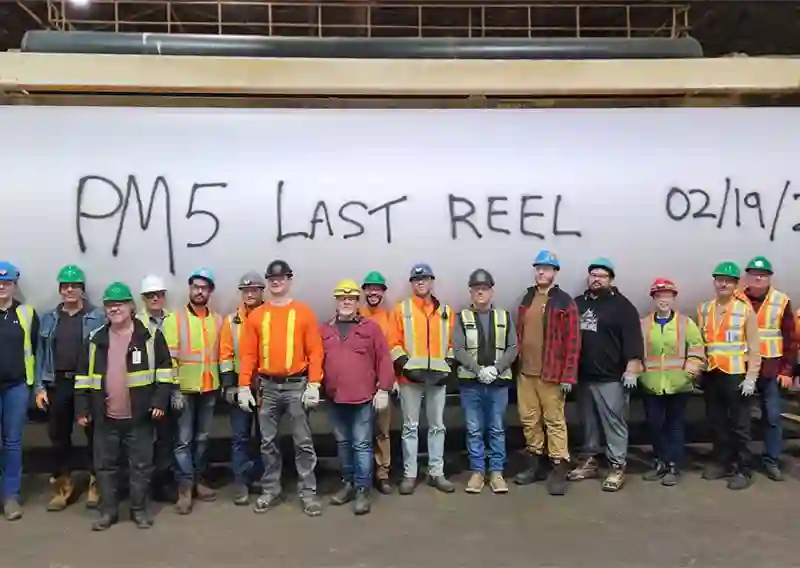 rouleau final de l'usine de Thunder Bay