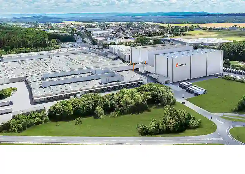 Vue aérienne de l’usine de carton ondulé Mondi à Ebersdorf, en Allemagne