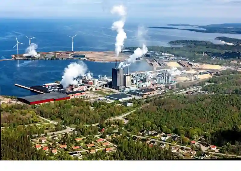 Vue aérienne de l’usine de pâte de Skutskär de Stora Enso, en Suède