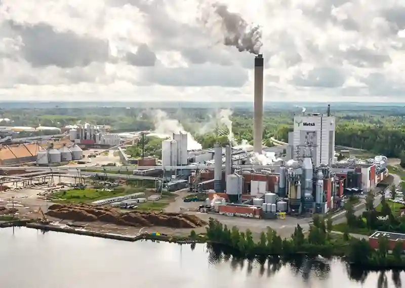 Usine de pâte de Metsä en Finlande réduisant sa production en raison d’une faible demande de pâte