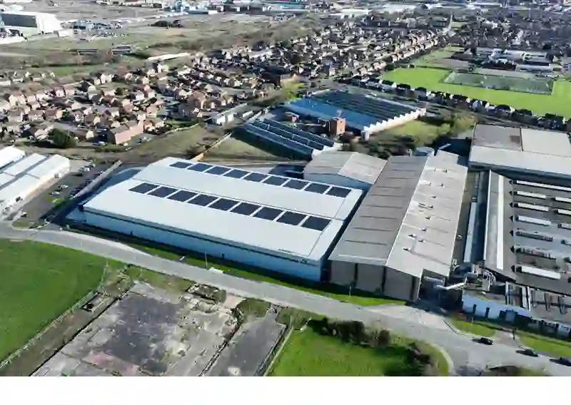 Entrepôt Saica Pack à Hartlepool, Royaume-Uni, avec panneaux solaires en toiture et capacité logistique accrue