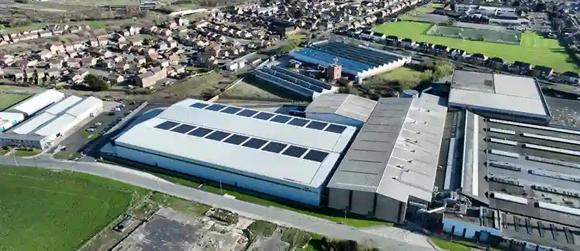 Entrepôt Saica Pack à Hartlepool, Royaume-Uni, avec panneaux solaires en toiture et capacité logistique accrue
