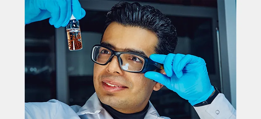 Le chercheur Mohammad Karzarjeddi a développé des billes d’aérogels de nanocellulose ultralégères, intégrant des nanoparticules magnétiques pour absorber huiles et solvants de l’eau.