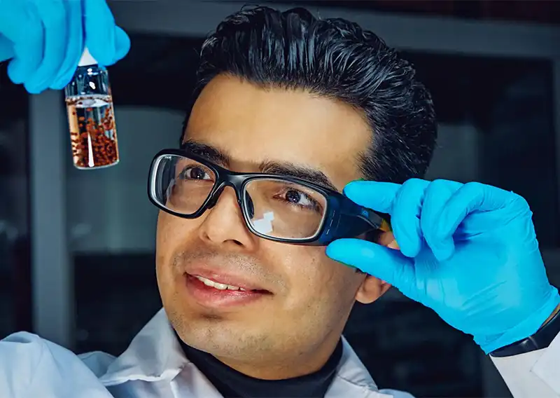 Le chercheur Mohammad Karzarjeddi a développé des billes d’aérogels de nanocellulose ultralégères, intégrant des nanoparticules magnétiques pour absorber huiles et solvants de l’eau.
