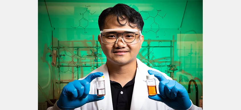 Le doctorant David Chem montre l’efficacité de la lignine modifiée pour éliminer le colorant orange de méthyle de l’eau.