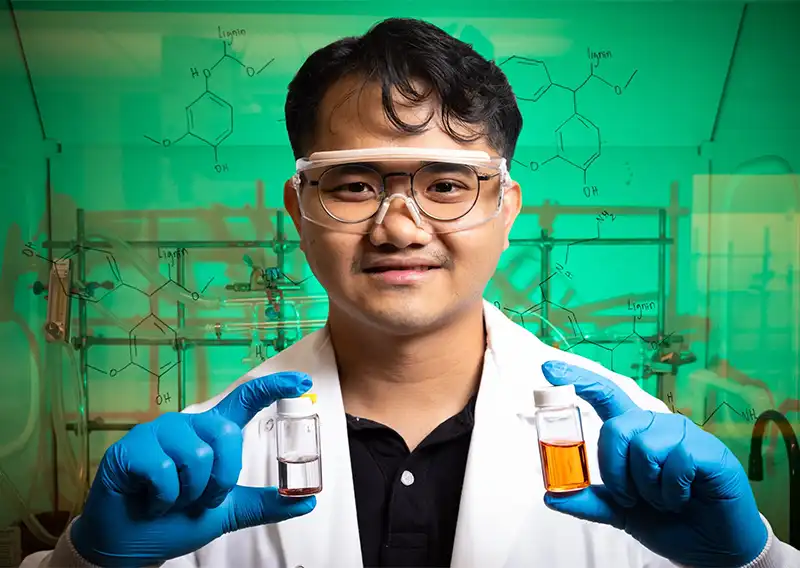 Le doctorant David Chem montre l’efficacité de la lignine modifiée pour éliminer le colorant orange de méthyle de l’eau.
